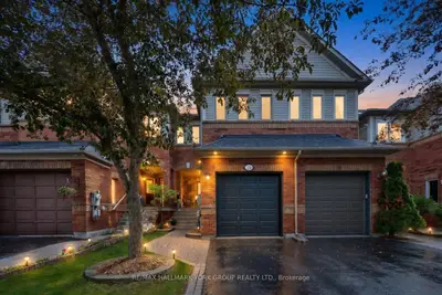 Att/Row/Townhouse in Aurora