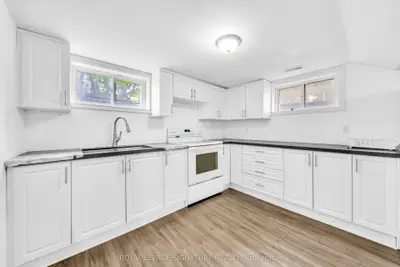 43 Parkside Drive Basement, Newmarket, On L3y 4r7
