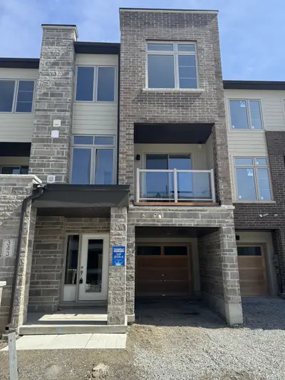 Att/Row/Townhouse in Newmarket