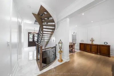 42 Oatlands Crescent, Richmond Hill, On L4c 9p2