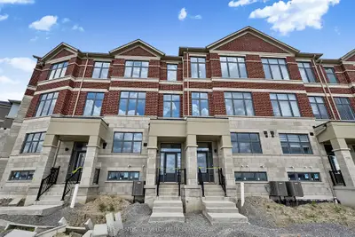 Att/Row/Townhouse in Richmond Hill
