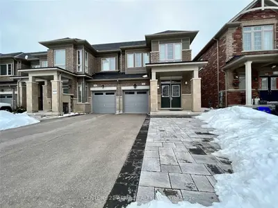 Att/Row/Townhouse in Aurora