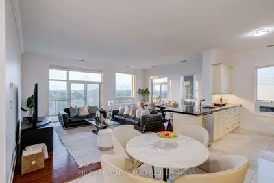 Common Element Condo in Vaughan