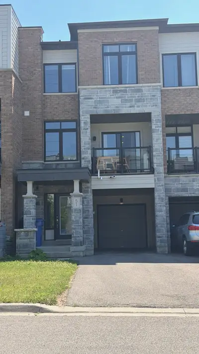 Att/Row/Townhouse in Newmarket