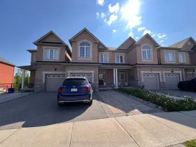Att/Row/Townhouse in Richmond Hill
