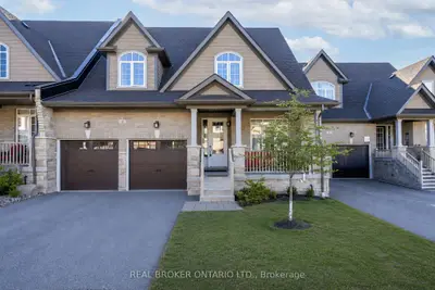 Att/Row/Townhouse in Uxbridge