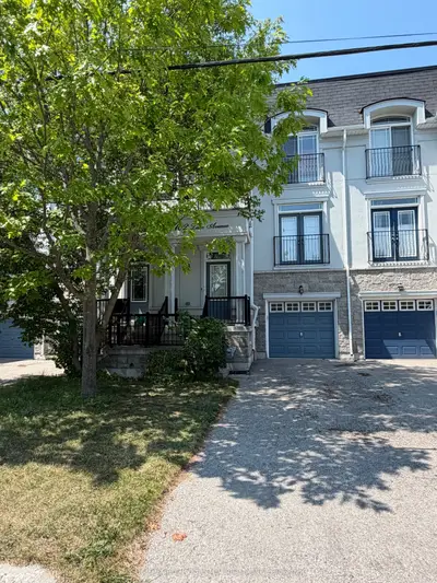 Att/Row/Townhouse in Richmond Hill
