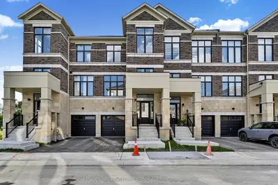 Att/Row/Townhouse in Richmond Hill