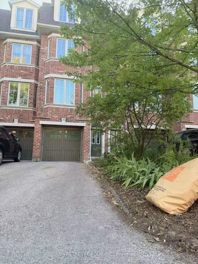 Att/Row/Townhouse in Richmond Hill