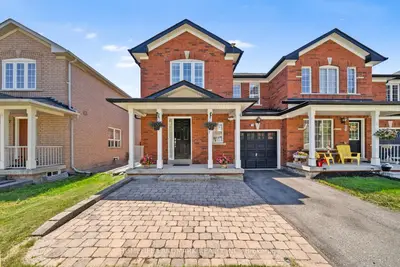 Att/Row/Townhouse in Richmond Hill