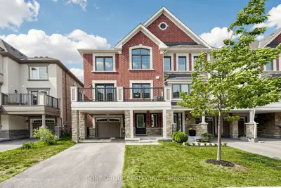 Att/Row/Townhouse in Richmond Hill