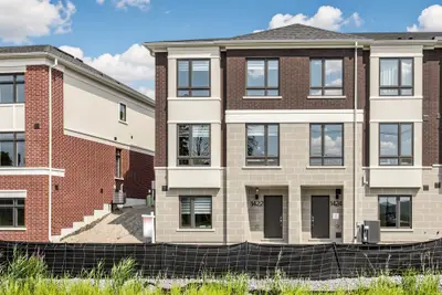 Att/Row/Townhouse in Richmond Hill