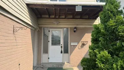 711 Irwin Crescent, Newmarket, On L3y 5a4