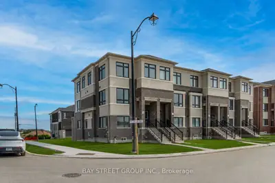 Att/Row/Townhouse in Richmond Hill