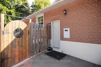 126 Longford Drive, Newmarket, On L3y 2y5