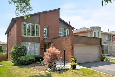 17 Peterborough Avenue, Markham, On L3t 7b7
