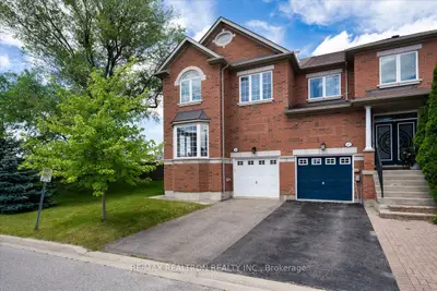 Att/Row/Townhouse in Richmond Hill