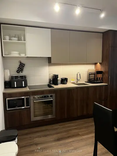 Condo Apartment in Vaughan