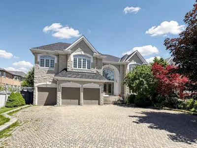 16 Frybrook Crescent, Richmond Hill, On L4b 4b8