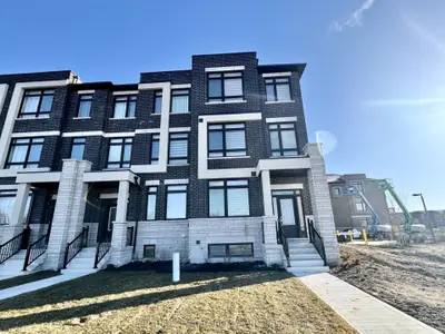 Att/Row/Townhouse in Richmond Hill