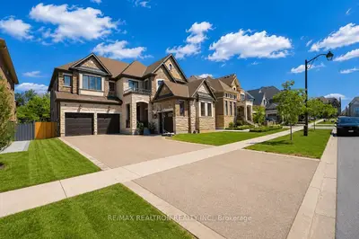 26 Sir Henry Court, King, On L7b 1a4
