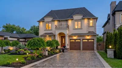 374 Elmwood Avenue, Richmond Hill, On L4c 1m1