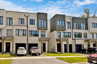 Att/Row/Townhouse in Richmond Hill