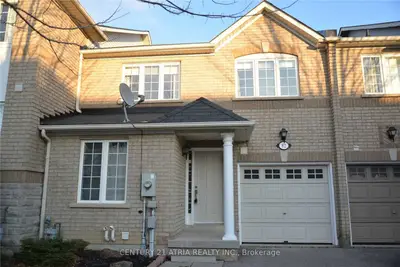 Att/Row/Townhouse in Newmarket