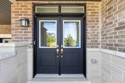 92 Holyrood Crescent, Vaughan, On L4h 5g2
