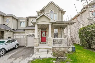 Att/Row/Townhouse in Richmond Hill