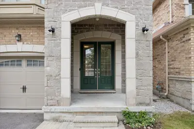 668 Mcgregor Farm Trail, Newmarket, On L3x 1c8