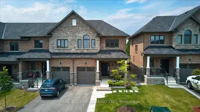 Att/Row/Townhouse in Uxbridge