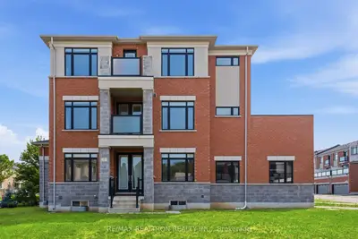 5 Sparks Street, Aurora, On L4g 0z9