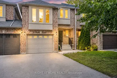 Att/Row/Townhouse in Vaughan
