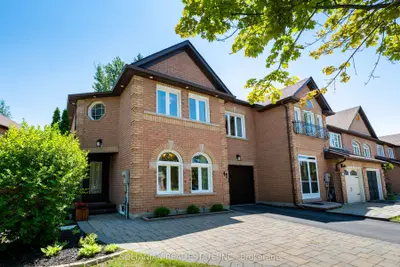 Att/Row/Townhouse in Richmond Hill