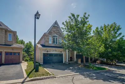Att/Row/Townhouse in Richmond Hill
