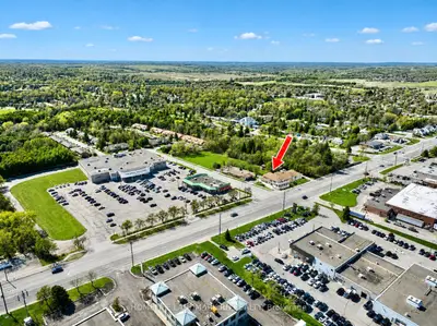 17766 Leslie Street, Newmarket, On L3y 4w4