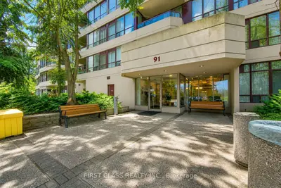 91 Townsgate Drive 106, Vaughan, On L4j 8e8