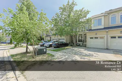 Att/Row/Townhouse in Richmond Hill