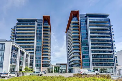 Condo Apartment in Richmond Hill