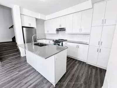 11 Almond Blossom Mews 137, Vaughan, On L4k 5z8