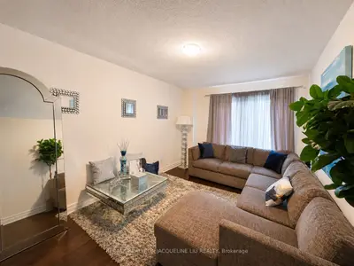 64 Allure Street, Newmarket, On L3x 0l1