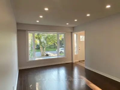 779 Greenfield Crescent Main, Newmarket, On L3y 3b2