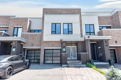 Att/Row/Townhouse in Richmond Hill