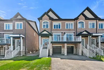Att/Row/Townhouse in Richmond Hill