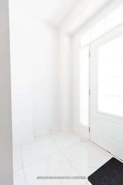 31 Frederick Taylor Way, East Gwillimbury, On L0g 1m0