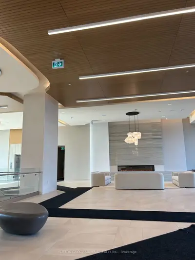 Common Element Condo in Vaughan