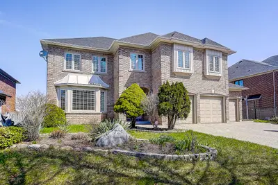 725 Exceller Circle, Newmarket, On L3x 1p4