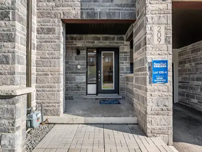 209 Vivant Street, Newmarket, On L3x 0k7