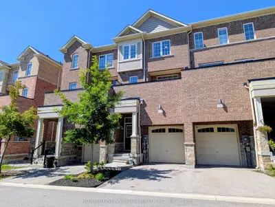 Att/Row/Townhouse in Newmarket